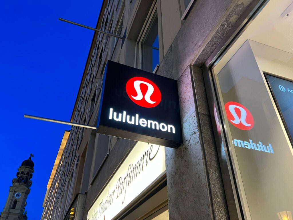 数字营销 I Elite Digital 最喜爱的 10 个加拿大品牌 2 Lululemon 标志和橱窗展示。