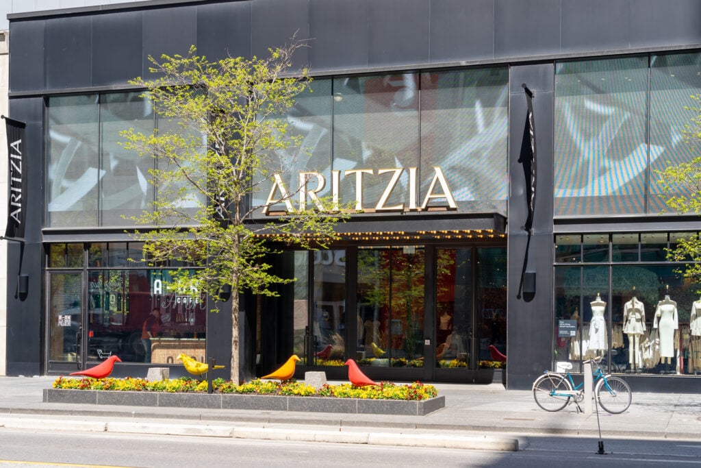数字营销 I Elite Digital 最喜爱的 10 个加拿大品牌 1 Aritzia标志和橱窗展示。