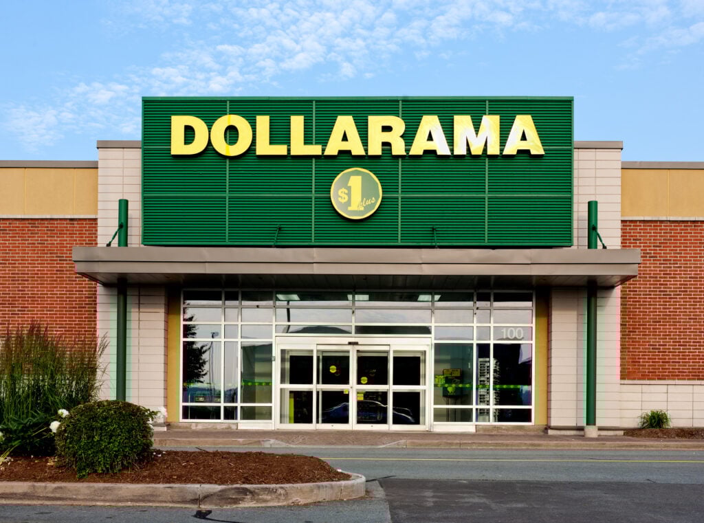数字营销 I Elite Digital 最喜爱的 10 个加拿大品牌 9 Dollarama 标志和店面。