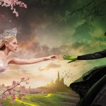 爱莉安娜·格兰德 (Ariana Grande) 饰演的格林达 (Glinda) 和辛西娅·埃里沃 (Cynthia Erivo) 饰演的艾尔法芭 (Elphaba) 在电影《魔法坏女巫》(Wicked) 中神奇而多彩的场景中相互接触。