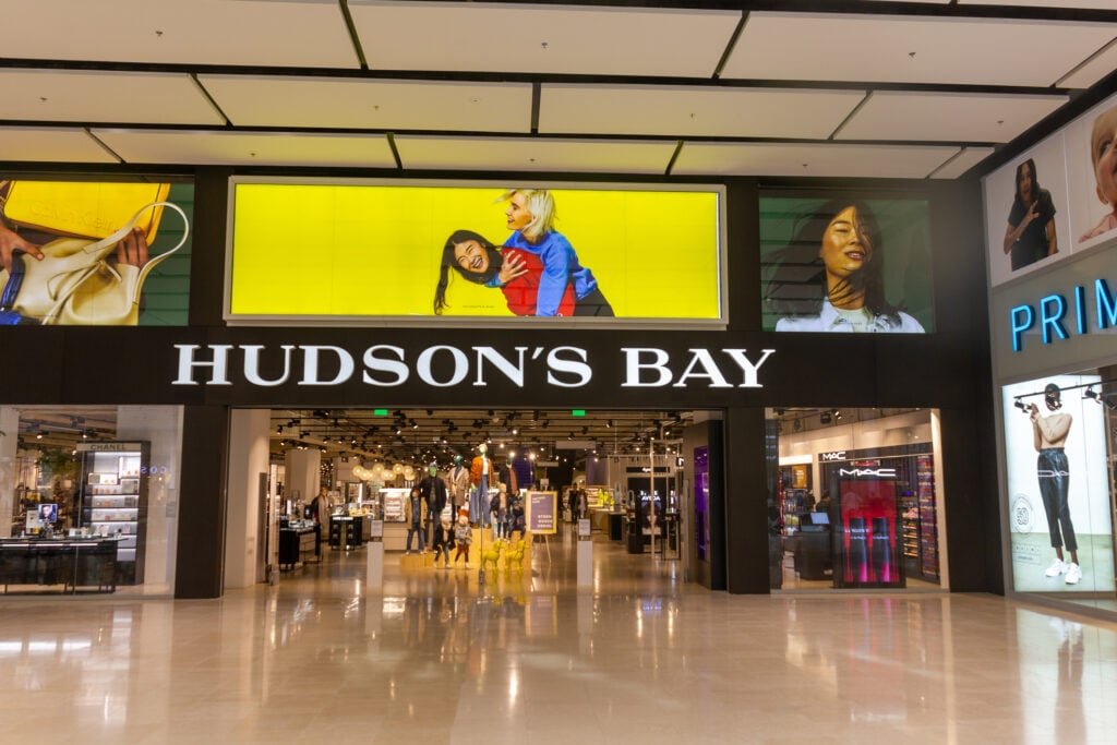 乌得勒支 Hudsons Bay 商店位于 Hoog Catharijne 购物中心的警察